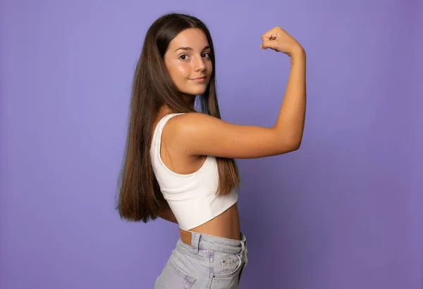 Giovane Donna Sfondo Isolato Facendo Gesto Forte — Foto Stock