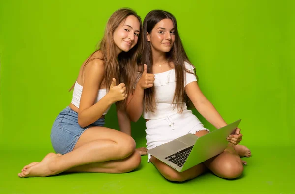 Freundschaft Beste Freunde Sitzen Mit Tablet Auf Dem Boden Und — Stockfoto