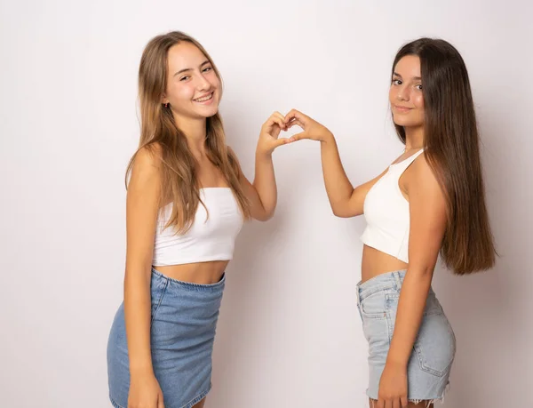 Amici Sempre Due Simpatici Amici Bella Ragazza Rendendo Figura Cuore — Foto Stock