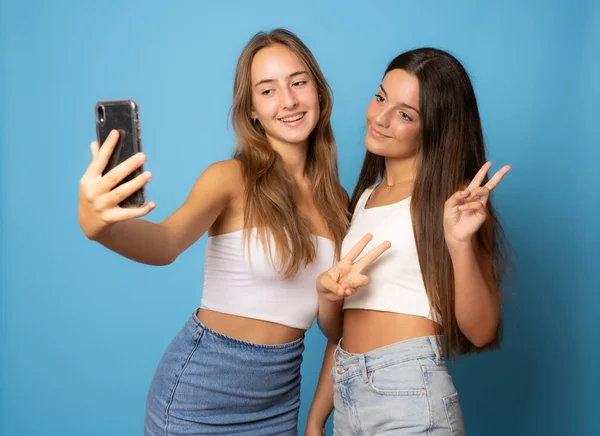Deux Amies Adolescentes Tenue Été Font Selfie Sur Fond Bleu — Photo