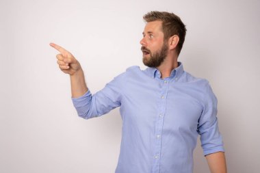 İşadamı işaret parmağıyla beyaz arkaplanı işaret ediyor..