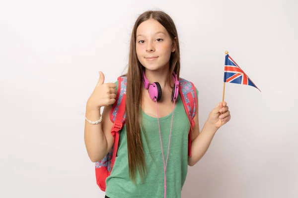 Retrato Uma Adolescente Sorridente Com Mochila Fones Ouvido Segurando Bandeira — Fotografia de Stock