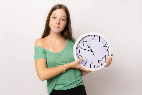 Chica Joven Mostrando Reloj Sobre Fondo Blanco — Foto de Stock