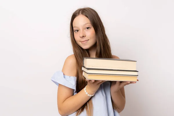 Retrato Uma Menina Bonita Alegre Segurando Livros Olhando Para Câmera — Fotografia de Stock