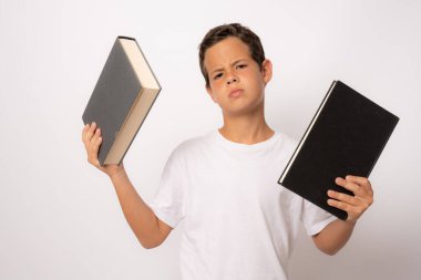 Liseli çocuk elinde beyaz arka planla ilgili kitaplar tutuyor. Okul konseptine dönelim..