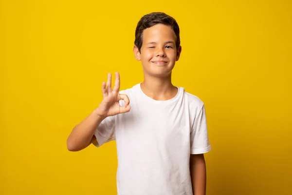Porträt Eines Fröhlichen Jungen Der Auf Gelbem Hintergrund Isoliert Okay — Stockfoto