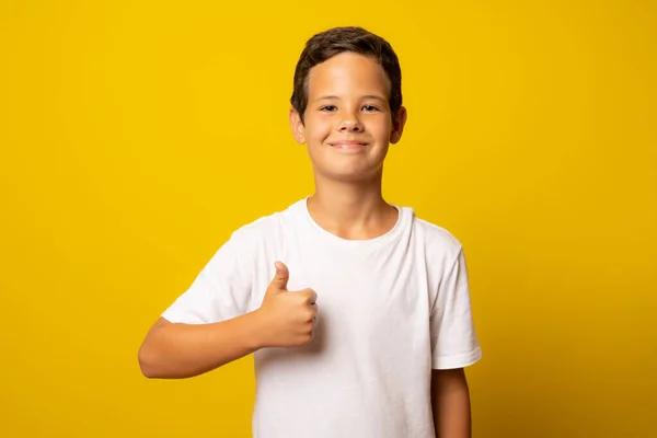 Portret Van Een Gelukkige Jongen Met Duim Omhoog Gebaar Geïsoleerd — Stockfoto