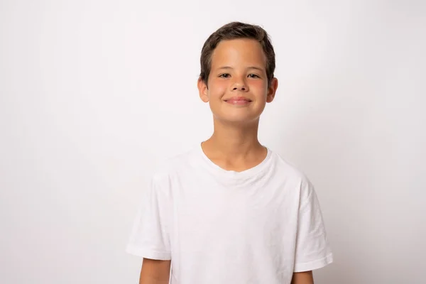 Foto Adorável Jovem Menino Feliz Olhando Para Câmera — Fotografia de Stock