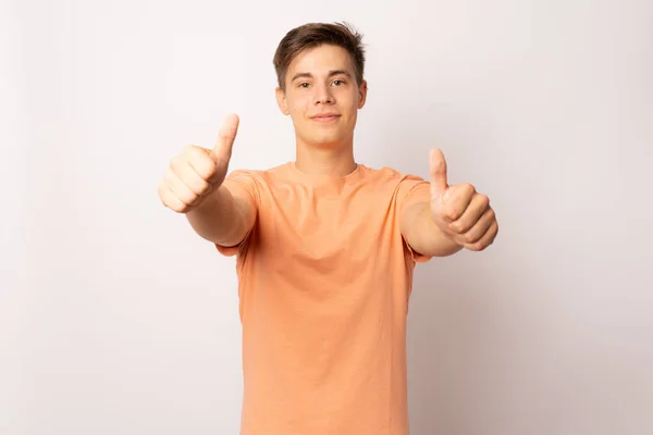 Jovem Casual Feliz Mostrando Polegares Para Cima Sorrindo Isolado Fundo — Fotografia de Stock