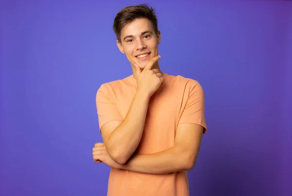 Retrato Jovem Confiante Vestindo Shirt Casual Enquanto Sobre Fundo Roxo — Fotografia de Stock