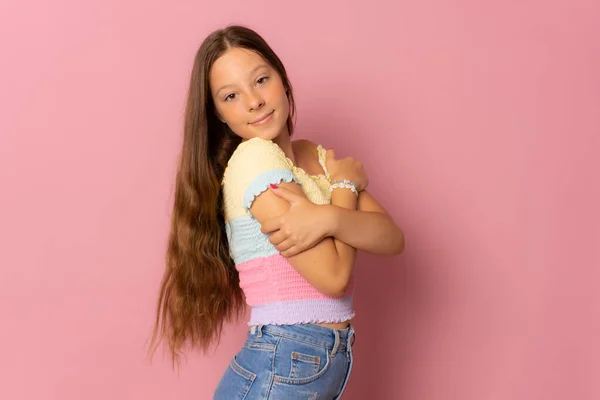 Alegre Linda Chica Abrazándose Aislado Sobre Rosa Fondo —  Fotos de Stock