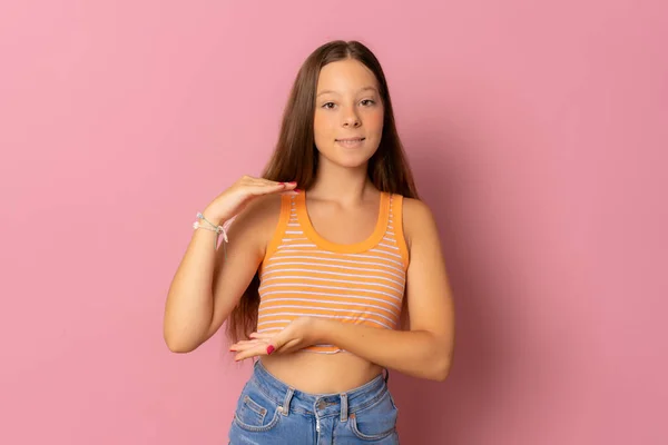 Retrato Uma Menina Alegre Segurando Espaço Cópia Palma Isolada Fundo — Fotografia de Stock