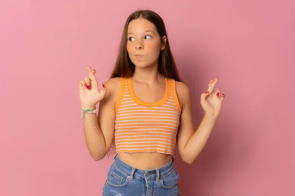 Retrato Una Joven Con Pelo Largo Morena Pie Sobre Fondo —  Fotos de Stock