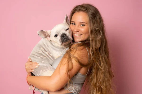 Flicka Håller Fransk Bulldog Sina Armar Isolerade Över Rosa Bakgrund — Stockfoto