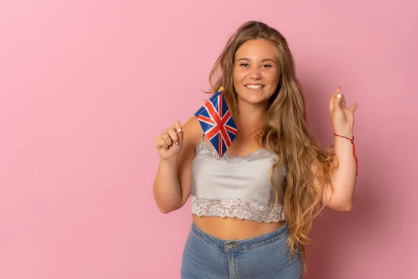 Jovem Mulher Segurando Bandeira Reino Unido Olhando Positivo Feliz Sorrindo — Fotografia de Stock
