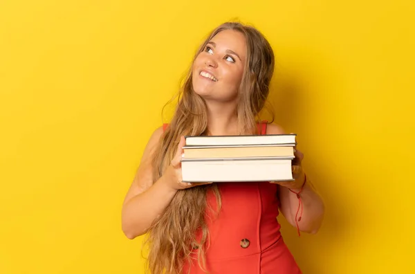 Porträt Einer Glücklichen Frau Mit Büchern Vor Gelbem Hintergrund — Stockfoto