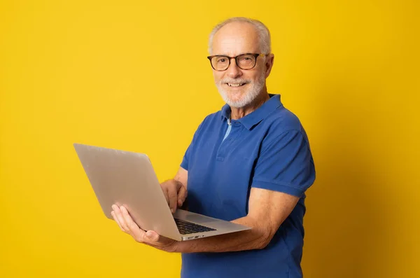 Νεαρός Γενειοφόρος Γέρος Γυαλιά Που Κρατάει Φορητό Υπολογιστή Και Κοιτάζει — Φωτογραφία Αρχείου