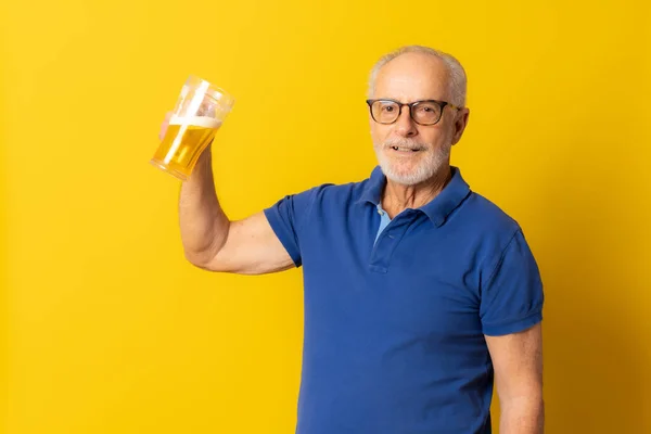 Old Man Drink Beer Isolated Yellow Background — Stock Photo, Image