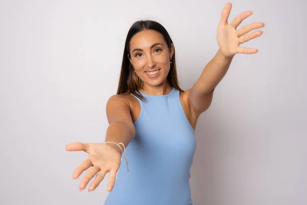 Jovem Mulher Bonita Sorrindo Alegremente Dando Abraço Boas Vindas Caloroso — Fotografia de Stock