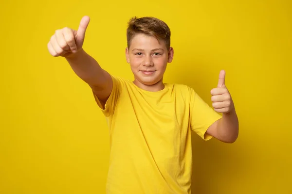 Junge Mit Daumen Nach Oben Über Gelbem Hintergrund — Stockfoto