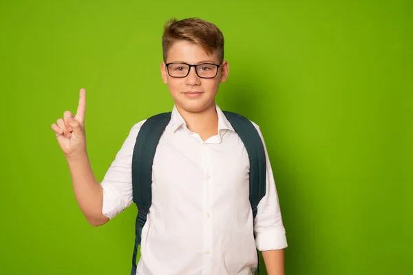 Menino Com Mochila Escolar Apontando Dedo Para Cima Isolado Sobre — Fotografia de Stock