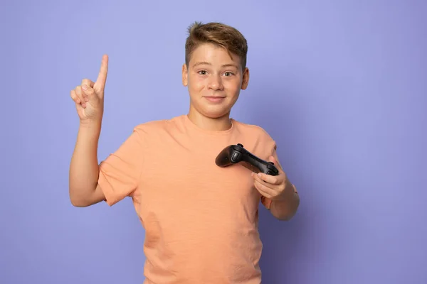 Jongen Staan Met Glimlach Gezicht Spelen Video Game Met Vinger — Stockfoto