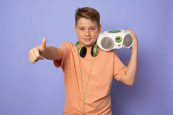 Ung Pojke Som Håller Radiokassett Med Tummen Upp Isolerad Över — Stockfoto