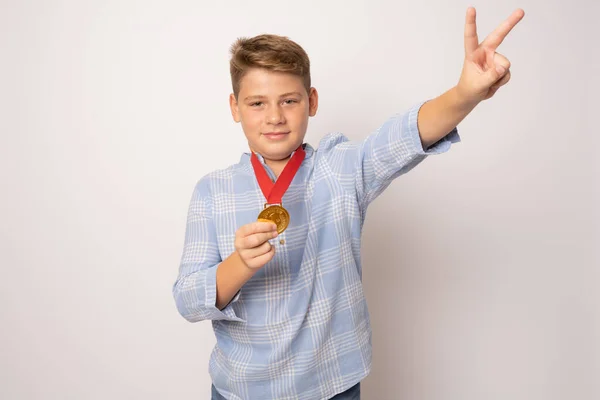 Joven Niño Emocionado Mostrando Medalla Oro Con Signo Victoria Sobre —  Fotos de Stock