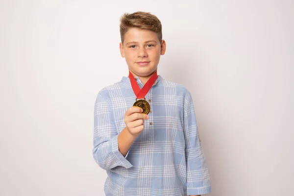 Niño Mostrando Medalla Oro Sobre Fondo Blanco —  Fotos de Stock