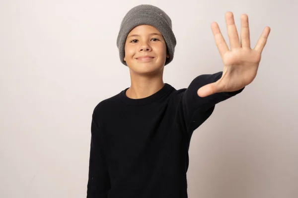 Portrait Jeune Garçon Souriant Portant Chapeau Laine Sur Fond Blanc — Photo