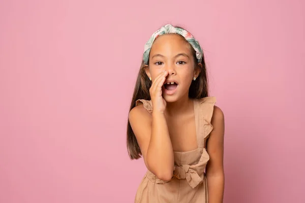 Küçük Kızın Gizli Dedikoduları Anlattığı Fotoğraf Portresi Pastel Pembe Arka — Stok fotoğraf