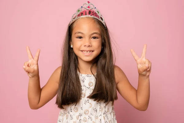 Adorável Feliz Sorrindo Menina Criança Princesa Coroa Celebrando Fundo Rosa — Fotografia de Stock