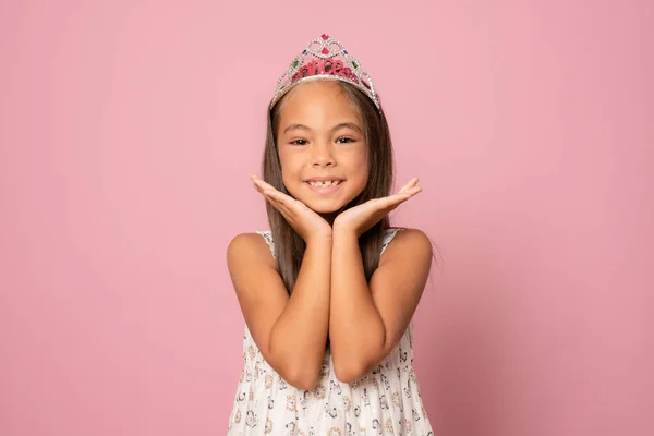 Adorável Feliz Sorrindo Menina Criança Princesa Coroa Comemorando Fundo Rosa — Fotografia de Stock