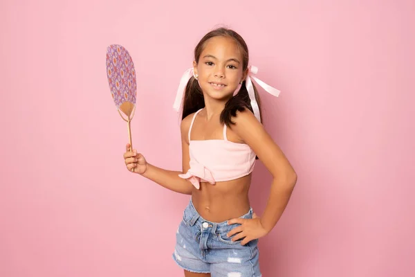 Menina Bonito Com Roupas Verão Segurando Ventilador Mão Isolado Sobre — Fotografia de Stock