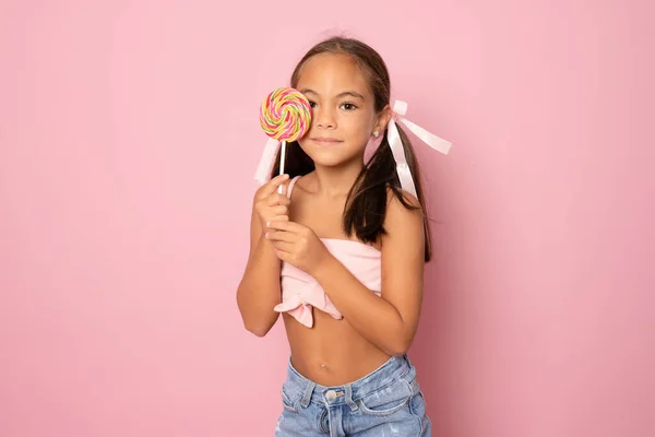 Boldog Mosolygós Lány Nyalókával Kislány Portré Nagy Cukorkával Cukor Gyerekeknek — Stock Fotó