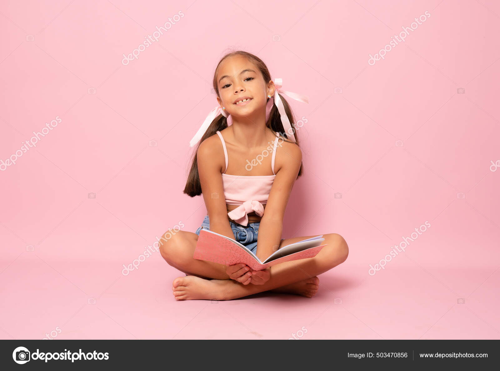 Portrait Smiling Little Girl Sitting Legs Crossed Studying Isolated Pink  Stock Photo by ©info@lmstudio.es 503470856