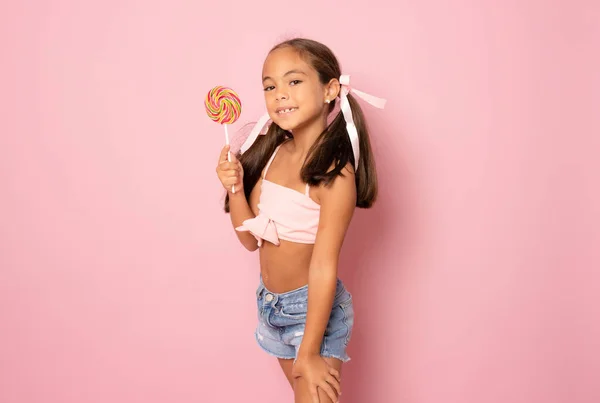 Feliz Chica Sonriente Con Paleta Azúcar Retrato Niña Con Grandes — Foto de Stock