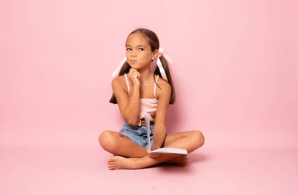 Retrato Uma Menina Pensativa Sentada Com Pernas Cruzadas Estudando Isolado — Fotografia de Stock