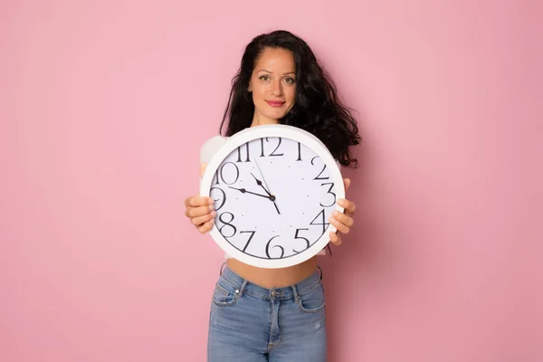 Молодая Красивая Женщина Держит Большие Часы Изолированы Розовом Фоне — стоковое фото