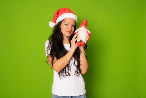 Jovem Mulher Natal Vestindo Chapéu Papai Noel Isolado Sobre Fundo — Fotografia de Stock