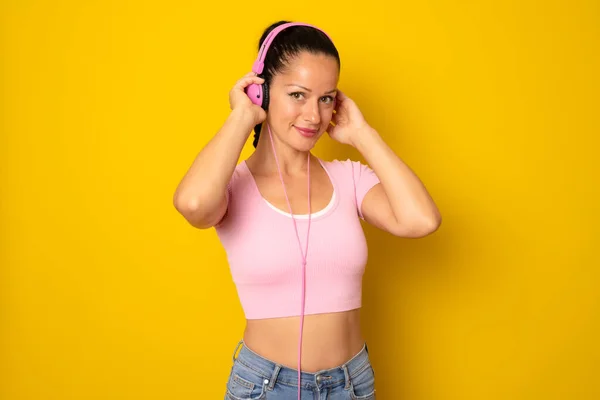 Mujer Hermosa Joven Auriculares Escuchando Música Aislada Sobre Fondo Amarillo —  Fotos de Stock