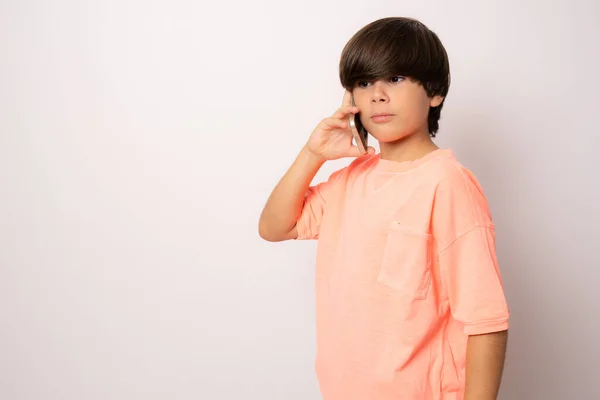 Criança Menino Shirt Casual Falando Telefone Isolado Sobre Fundo Branco — Fotografia de Stock