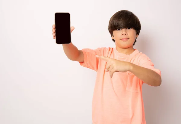 Criança Menino Shirt Casual Mostrando Telefone Isolado Sobre Fundo Branco — Fotografia de Stock