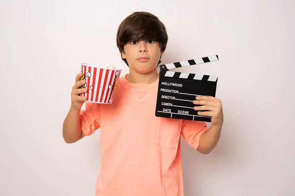 Portrait Garçon Avec Panneau Cinéma Seau Maïs Soufflé Fond Blanc — Photo