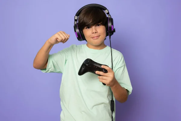 Caucasiano Menino Jogando Videogame Criança Segurando Joystick Console Isolado Roxo — Fotografia de Stock