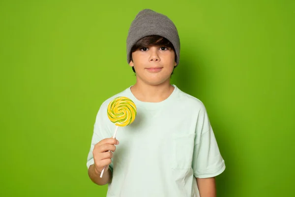 Menino Com Pirulito Colorido Isolado Sobre Fundo Verde — Fotografia de Stock