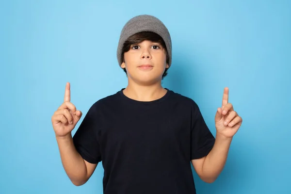 Χαριτωμένο Παιδί Δείχνει Δάχτυλά Του Επάνω Απομονωμένο Μπλε Φόντο — Φωτογραφία Αρχείου