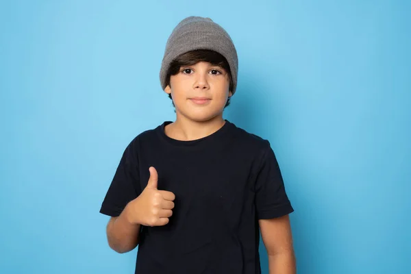 Niño Con Pulgar Hacia Arriba Sobre Fondo Azul —  Fotos de Stock