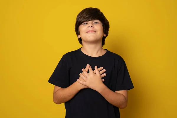 Güzel Çocuk Koyu Renkli Bir Tişört Giyiyor Sarı Arka Plan — Stok fotoğraf