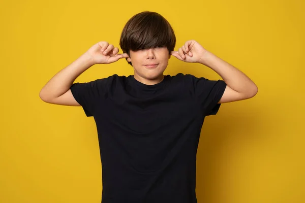 Pojken Täcker Öronen Isolerad Gul Bakgrund — Stockfoto